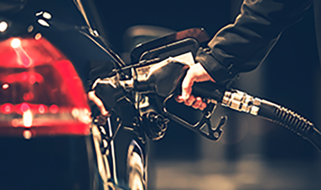 Bico de combustível abastecendo carro com gasolina premium