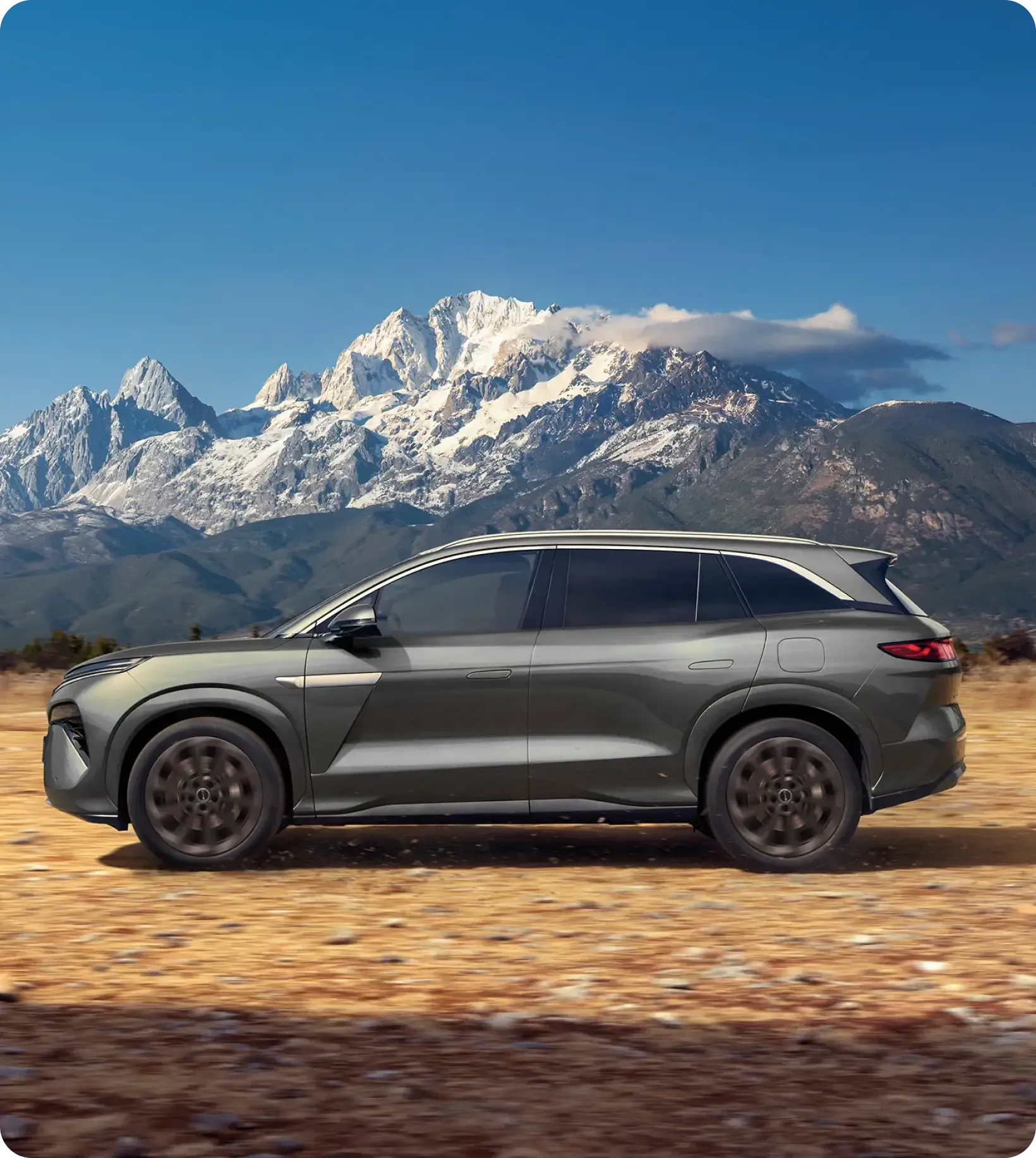 BYD ATTO 8 com fundo de montanhas.