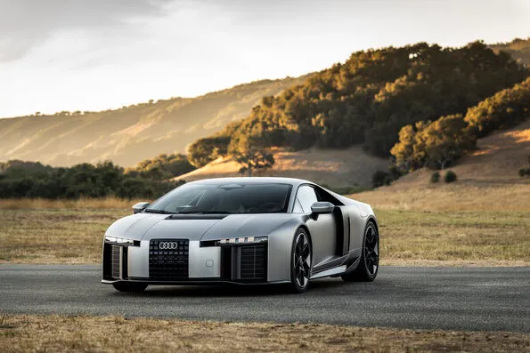 Esportivo Audi prateado parado em uma estrada com colinas ao fundo