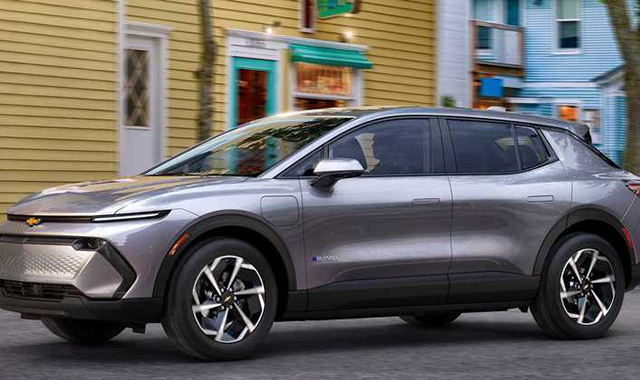 GM Equinox EV 2024 SUV elétrico cinza em estrada