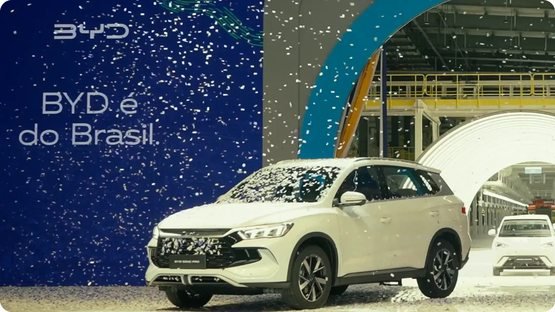 Confetes caindo em cima de um BYD