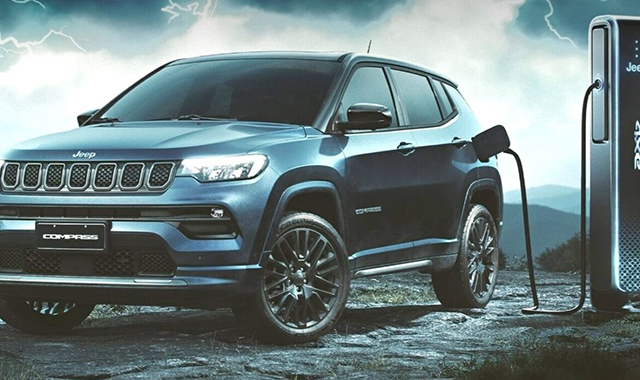 Jeep Compass elétrico moderno em um cenário ecológico.