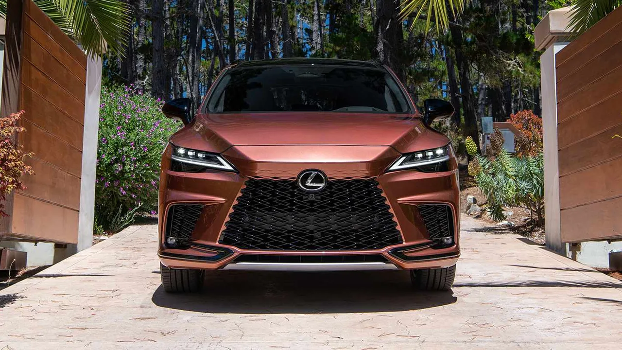 Lexus RX 500h F-Sport Performance cobre estacionado entre muros de pedra