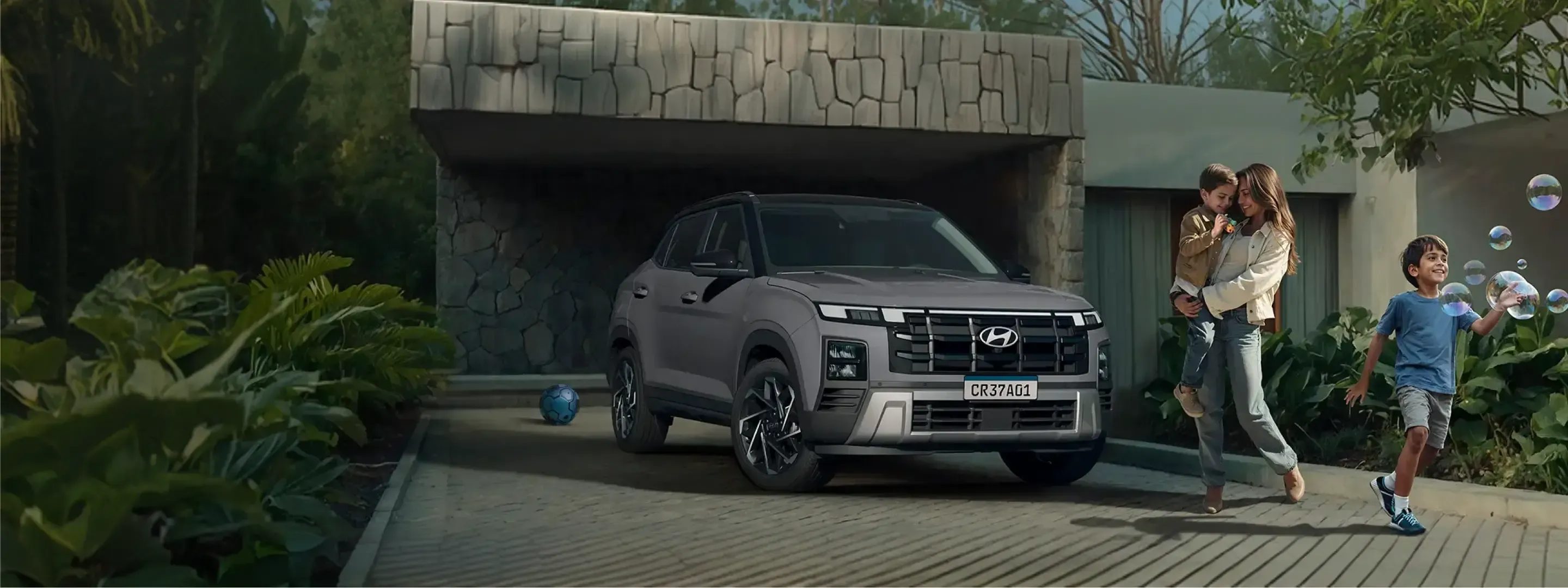 Hyundai CRETA com mulher e crianças ao redor do carro.