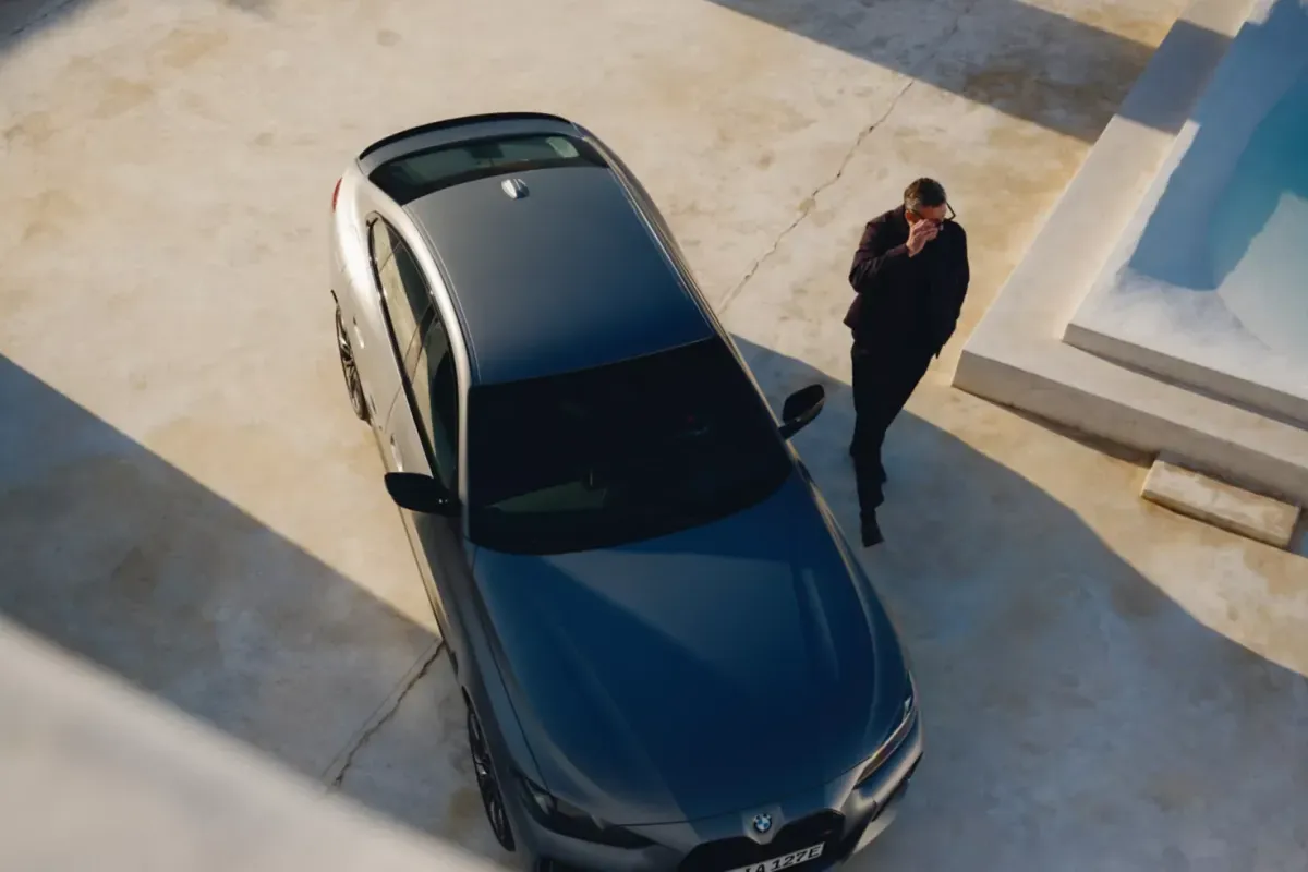 BYD Shark em área rural com um homem de jaqueta e chapéu próximo.
