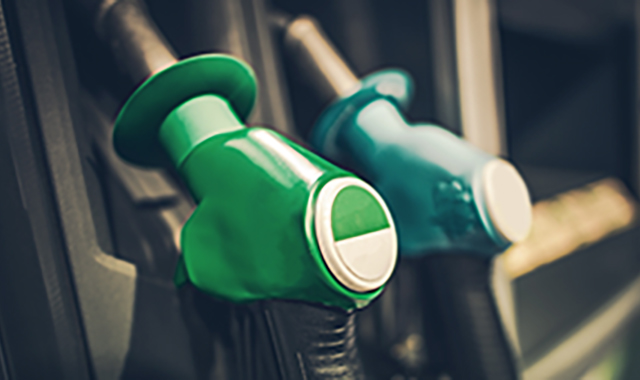 Bicos de bomba de gasolina, comum e aditivada, em posto de combustível.