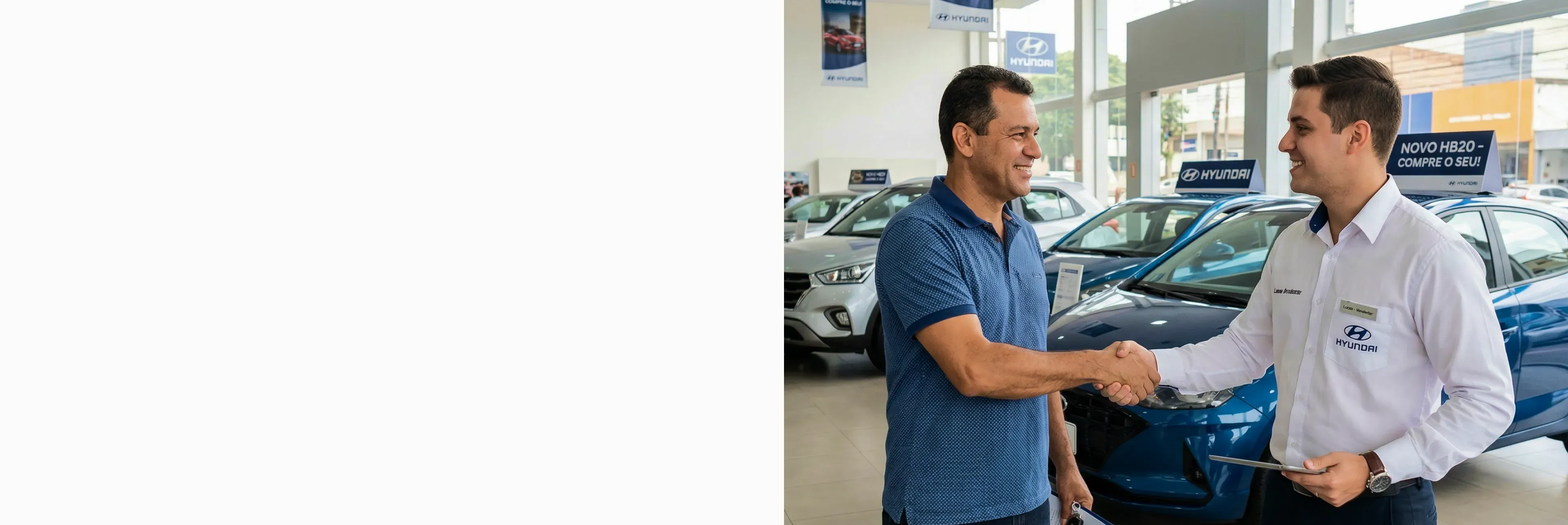 Homem apertando a mão de vendedor Hyundai