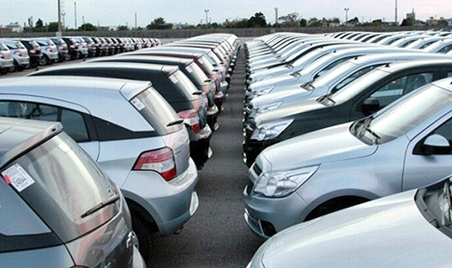 Pessoas felizes comprando carro novo em concessionária.