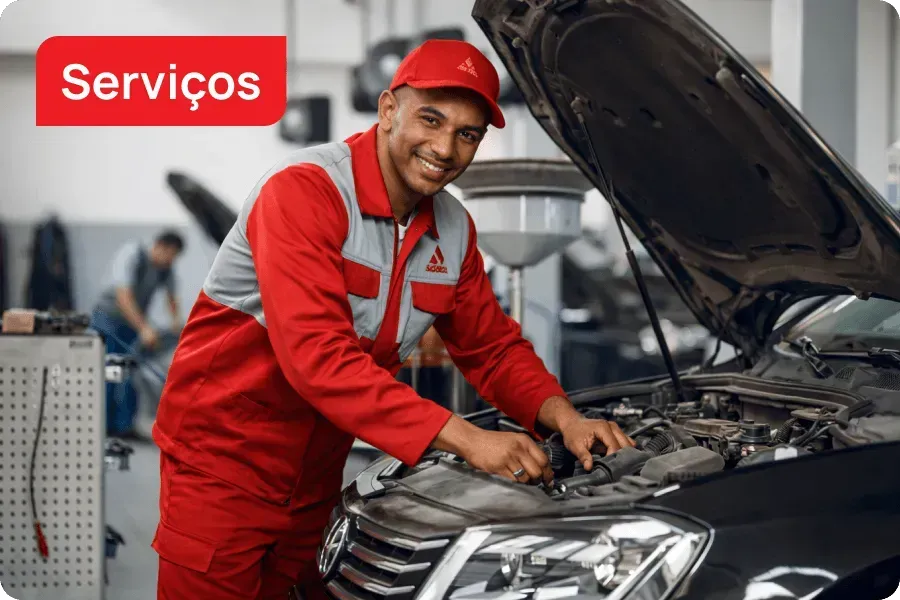 Mecânico Mitsubishi mexendo em motor de carro.