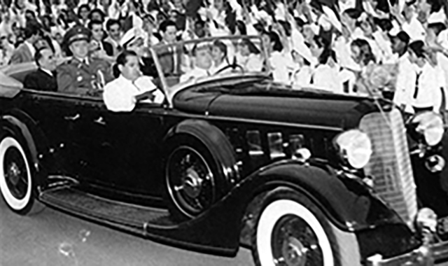 Automóvel clássico em rodovia brasileira, celebrando sua história.