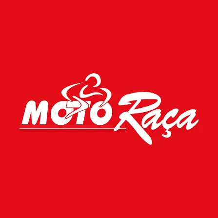 Imagem de uma mulher em cima de uma moto Honda em frente a uma concessionária